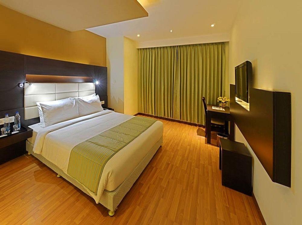 Poppys Hotel Мадурай Экстерьер фото